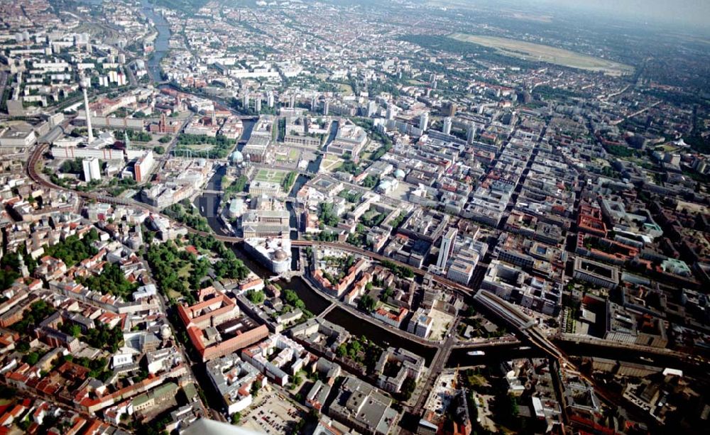 Berlin aus der Vogelperspektive: Blick auf die Berliner City (Mitte) am Bereich des Bhf. Friedrichstraße in Richtung Fernsehturm. 08.07.02