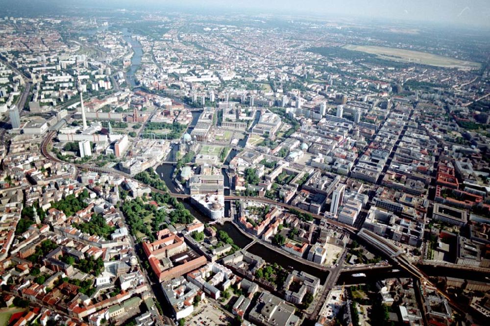 Luftbild Berlin - Blick auf die Berliner City (Mitte) am Bereich des Bhf. Friedrichstraße in Richtung Fernsehturm. 08.07.02