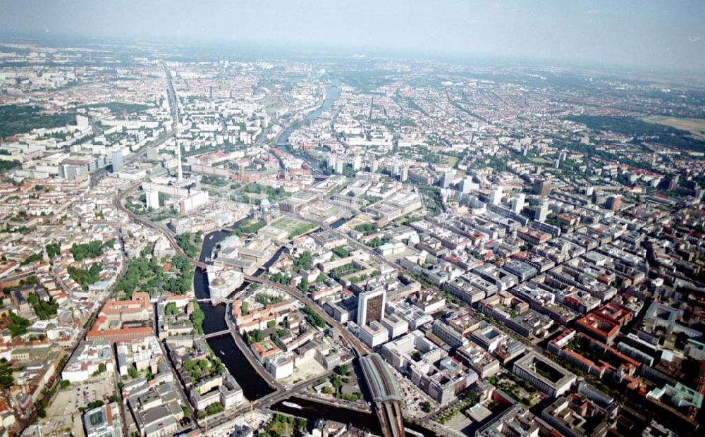 Luftaufnahme Berlin - Blick auf die Berliner City (Mitte) am Bereich des Bhf. Friedrichstraße in Richtung Fernsehturm. 08.07.02