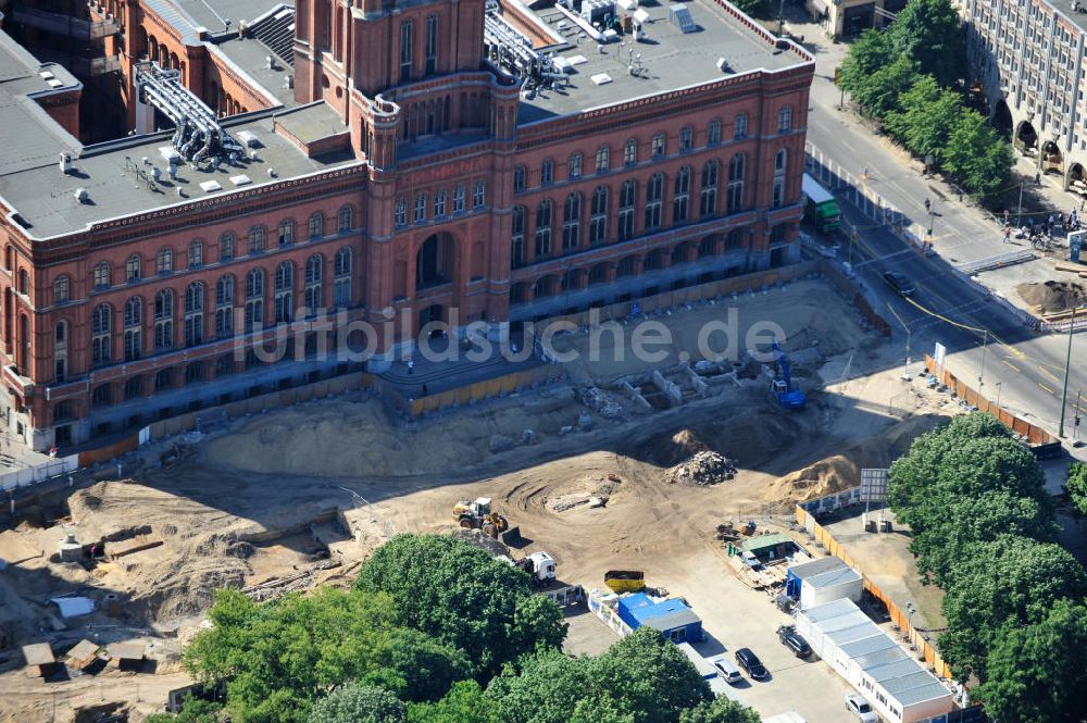 Luftbild Berlin Mitte - Blick auf das Berliner Rathaus / Rotes Rathaus in Berlin Mitte