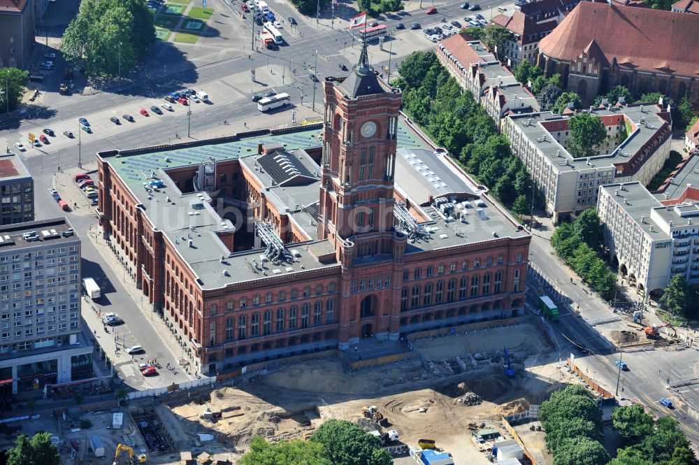 Luftaufnahme Berlin Mitte - Blick auf das Berliner Rathaus / Rotes Rathaus in Berlin Mitte