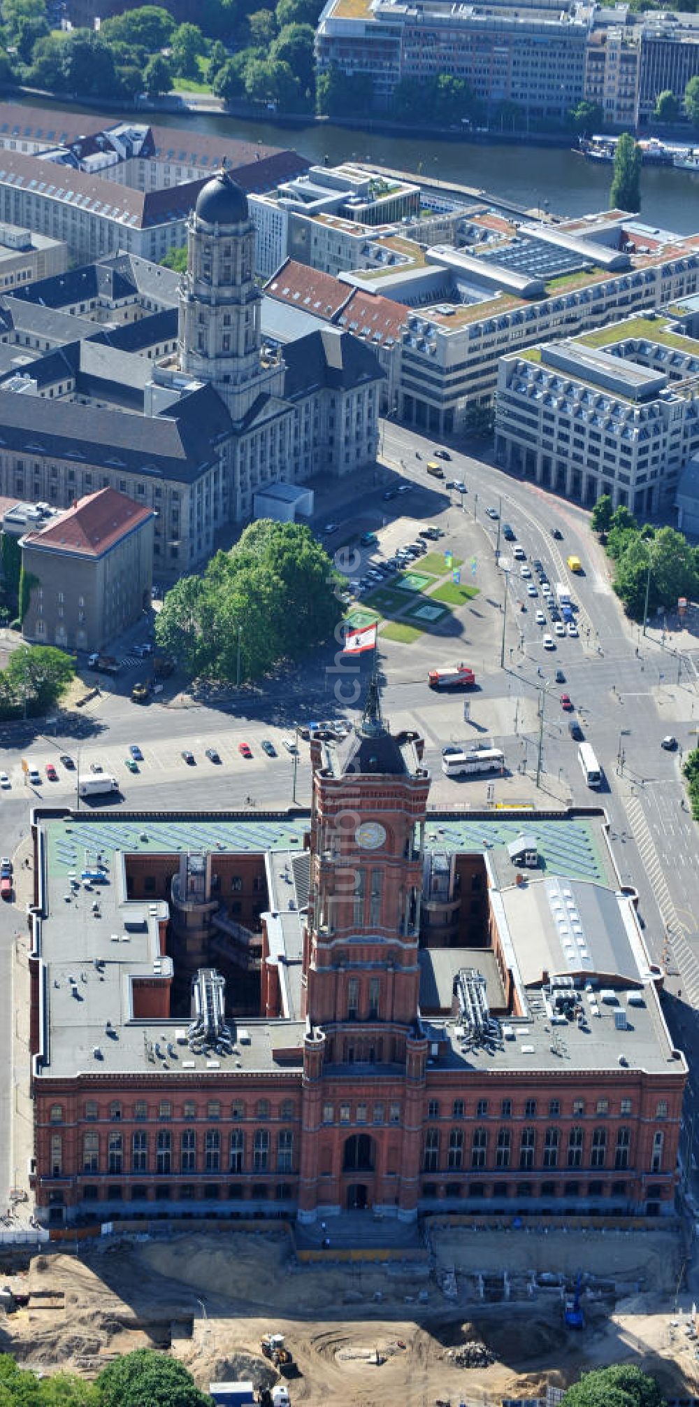 Berlin Mitte aus der Vogelperspektive: Blick auf das Berliner Rathaus / Rotes Rathaus in Berlin Mitte