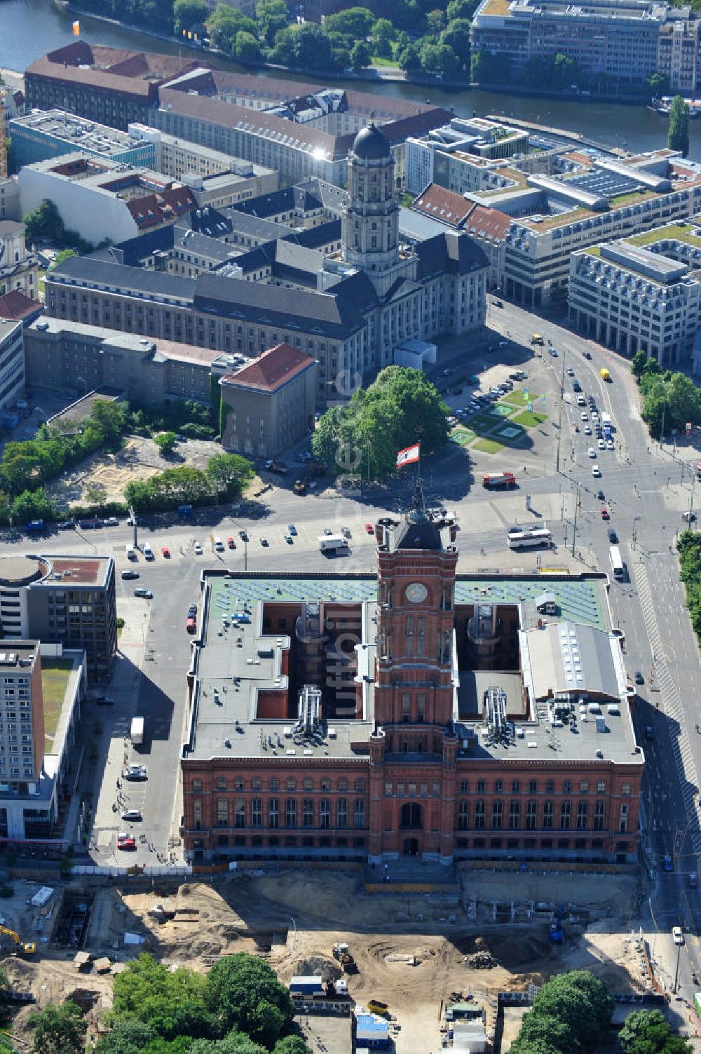 Luftbild Berlin Mitte - Blick auf das Berliner Rathaus / Rotes Rathaus in Berlin Mitte