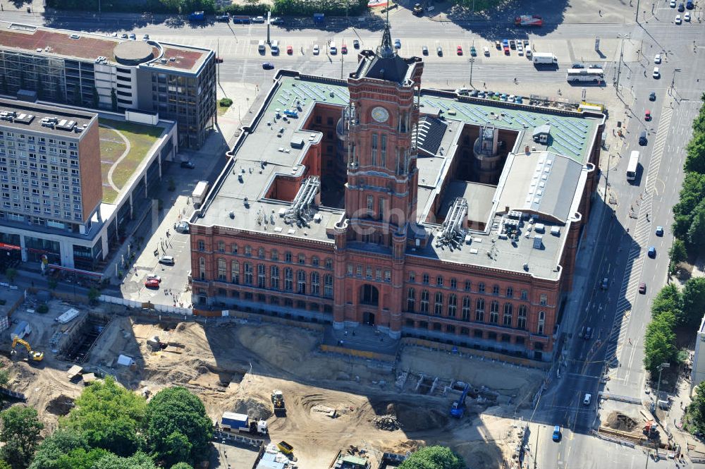 Luftaufnahme Berlin Mitte - Blick auf das Berliner Rathaus / Rotes Rathaus in Berlin Mitte