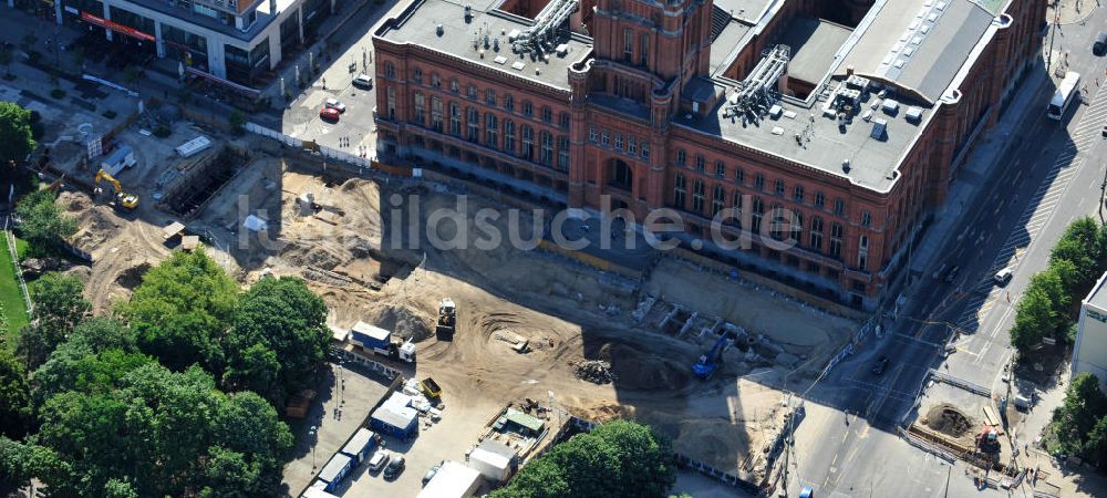 Berlin Mitte aus der Vogelperspektive: Blick auf das Berliner Rathaus / Rotes Rathaus in Berlin Mitte