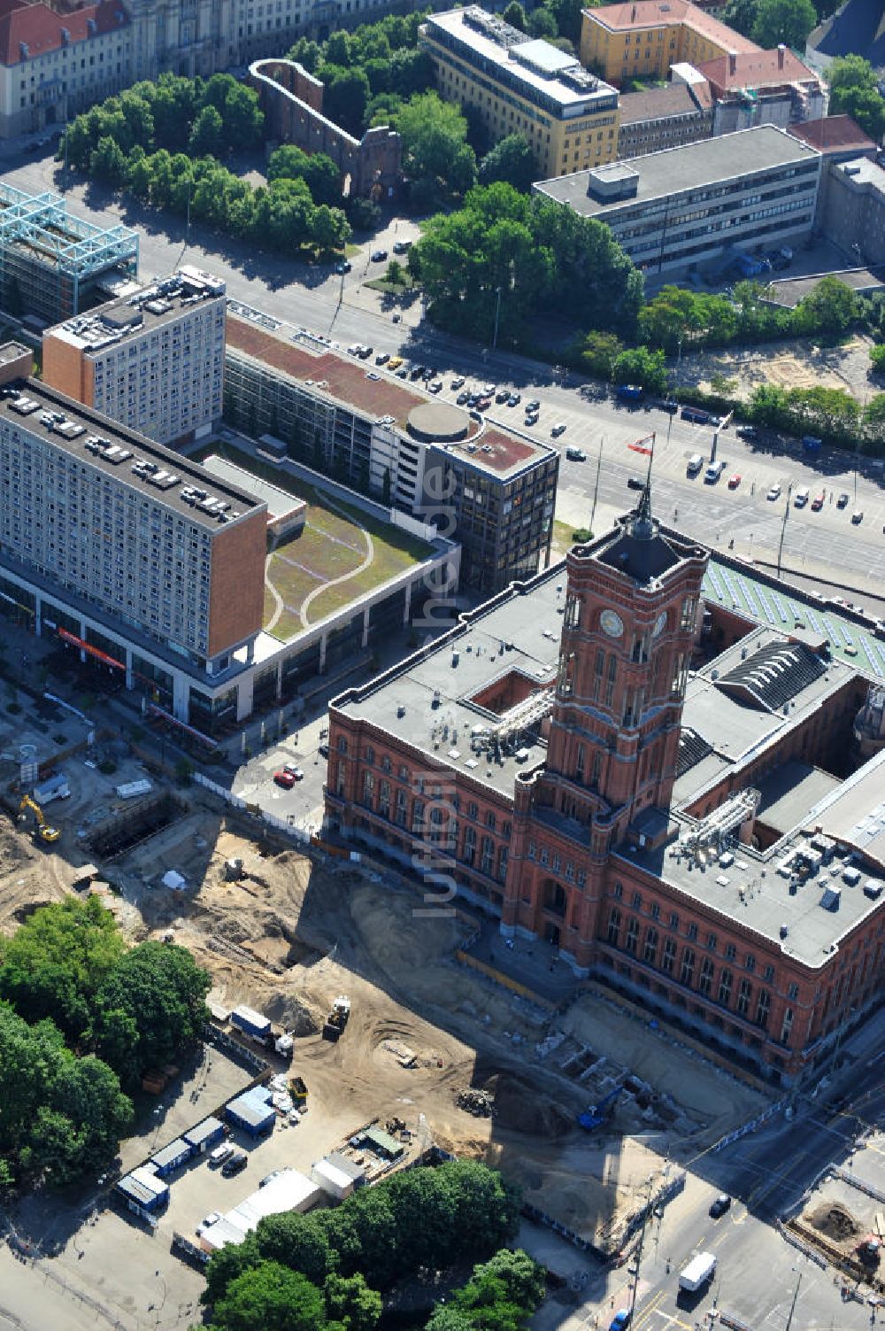 Luftbild Berlin Mitte - Blick auf das Berliner Rathaus / Rotes Rathaus in Berlin Mitte