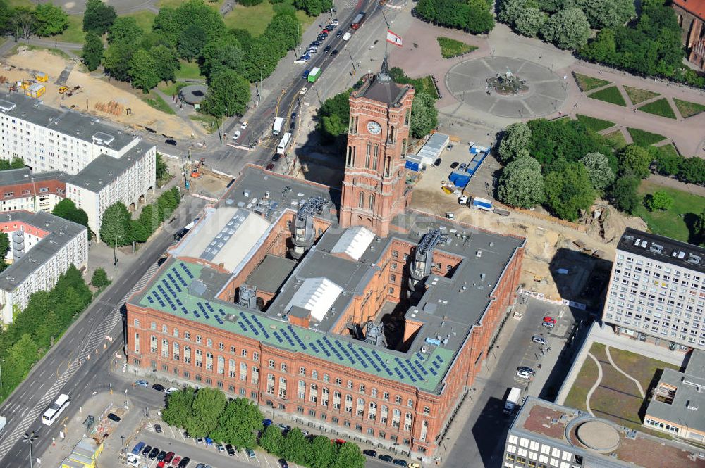 Luftbild Berlin Mitte - Blick auf das Berliner Rathaus / Rotes Rathaus in Berlin Mitte