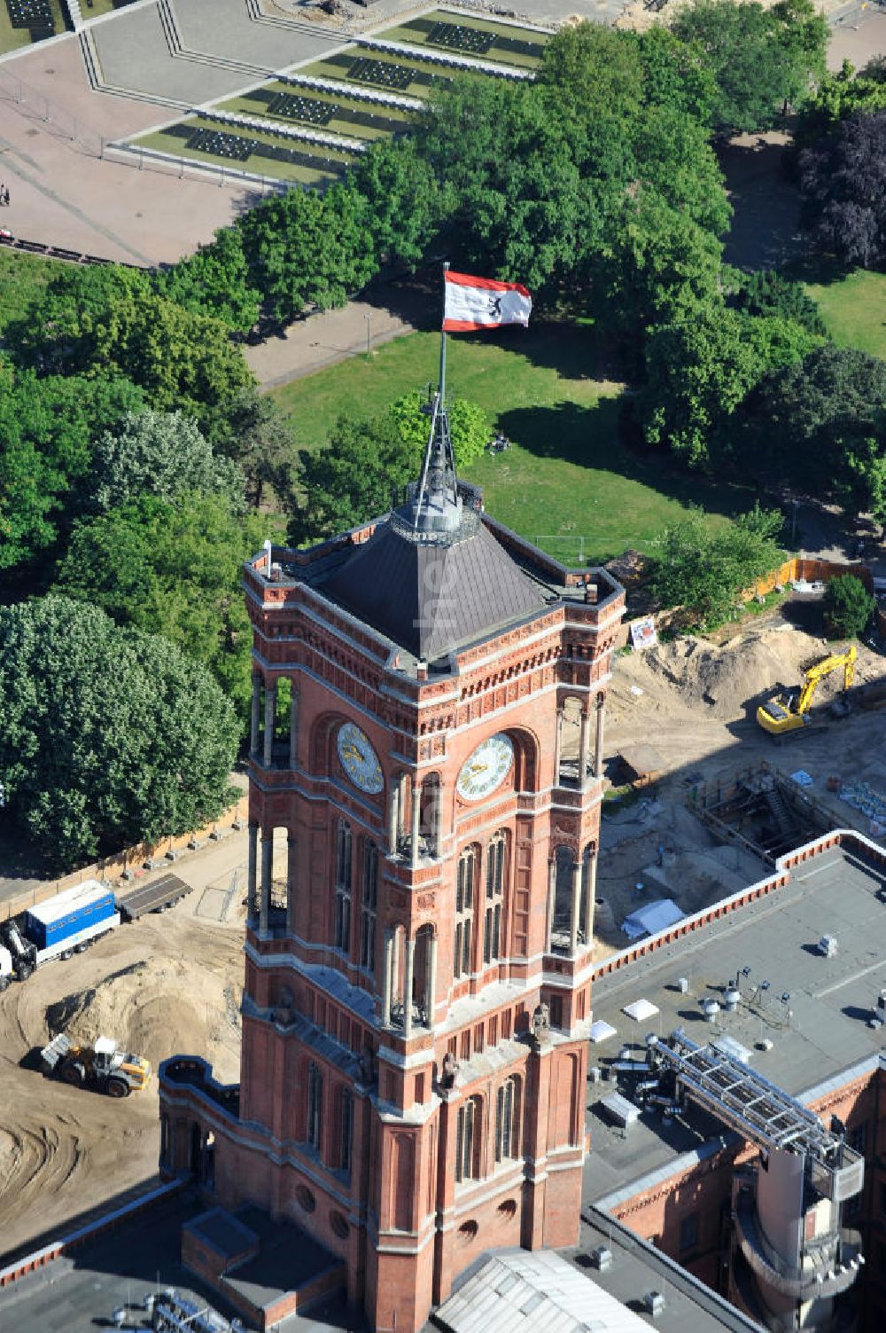 Berlin Mitte aus der Vogelperspektive: Blick auf das Berliner Rathaus / Rotes Rathaus in Berlin Mitte