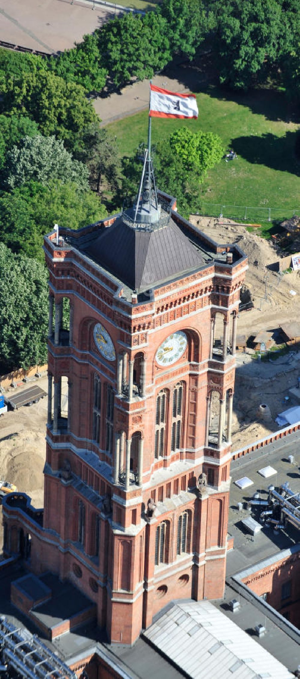 Luftbild Berlin Mitte - Blick auf das Berliner Rathaus / Rotes Rathaus in Berlin Mitte