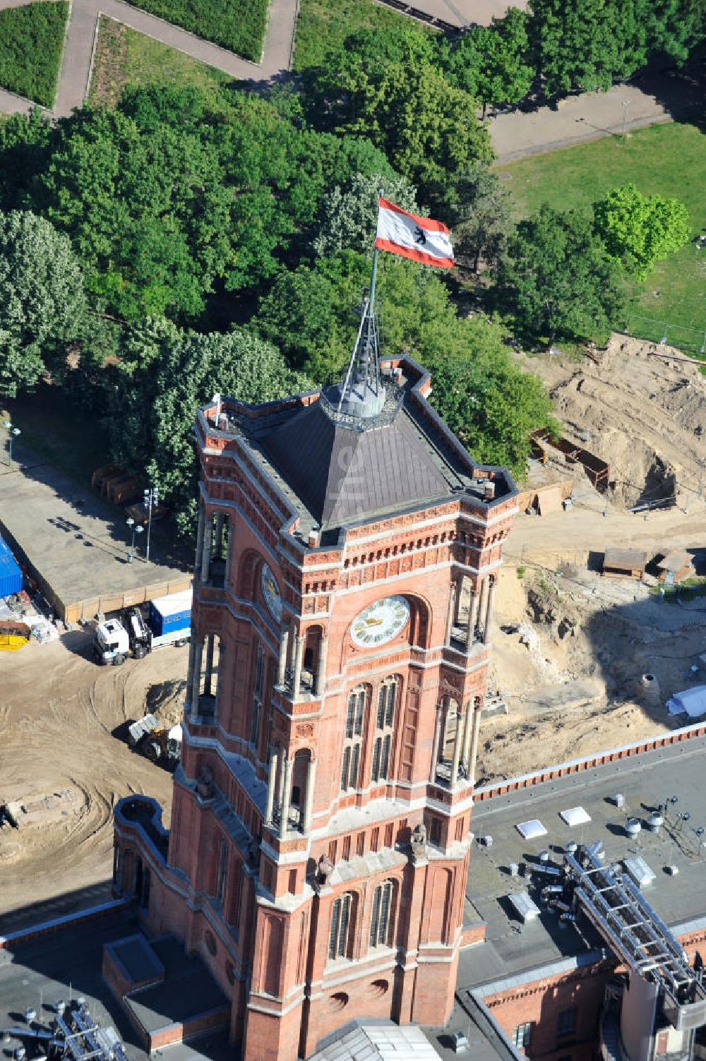 Luftaufnahme Berlin Mitte - Blick auf das Berliner Rathaus / Rotes Rathaus in Berlin Mitte