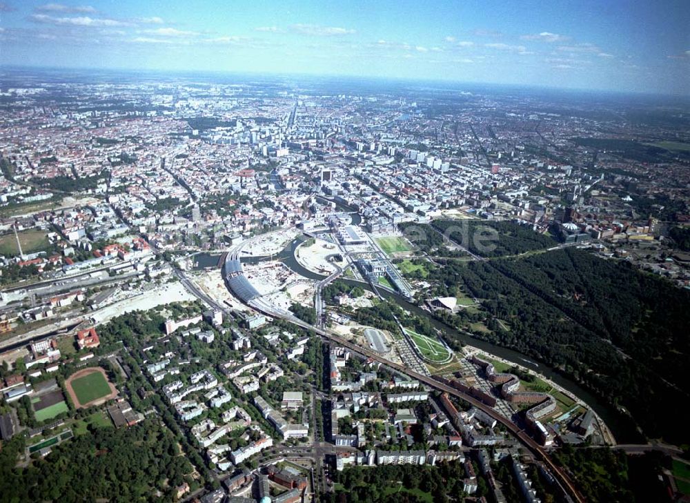 Berlin - Moabit / Tiergarten von oben - Blick auf den Berliner Spreebogen / Regierungsviertel von Südwesten (Moabit) her.