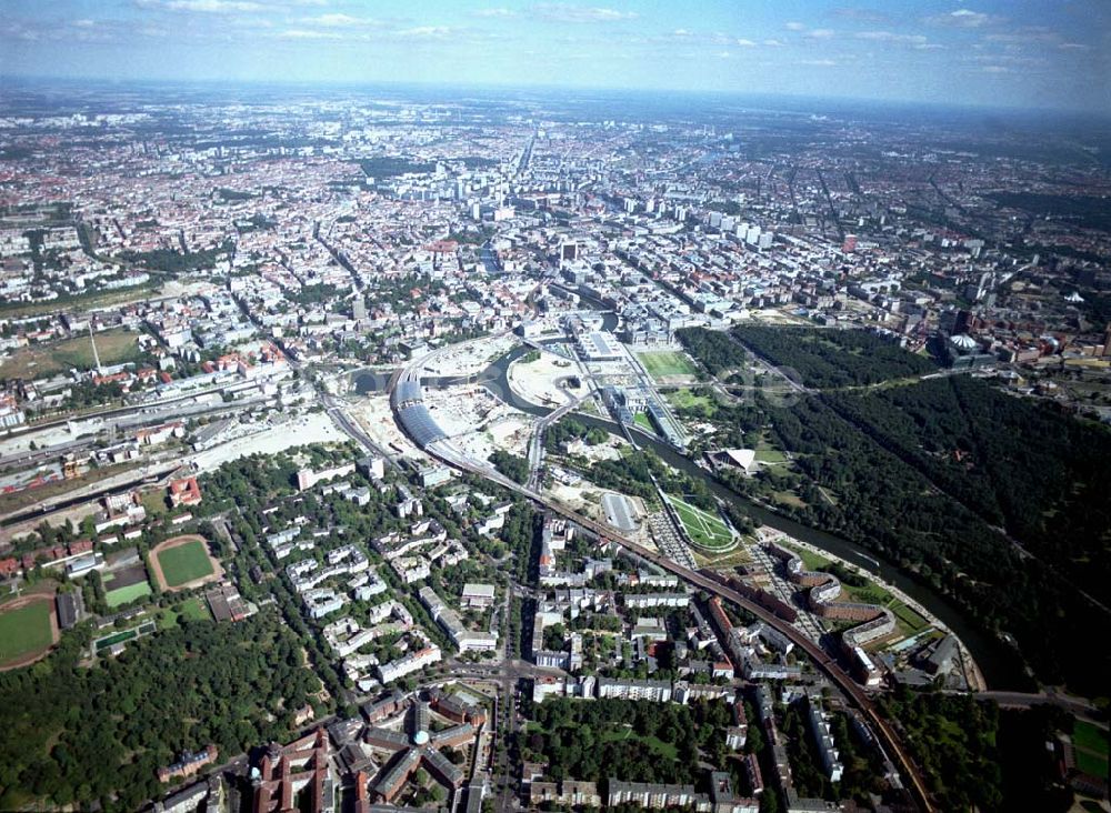 Berlin - Moabit / Tiergarten aus der Vogelperspektive: Blick auf den Berliner Spreebogen / Regierungsviertel von Südwesten (Moabit) her.