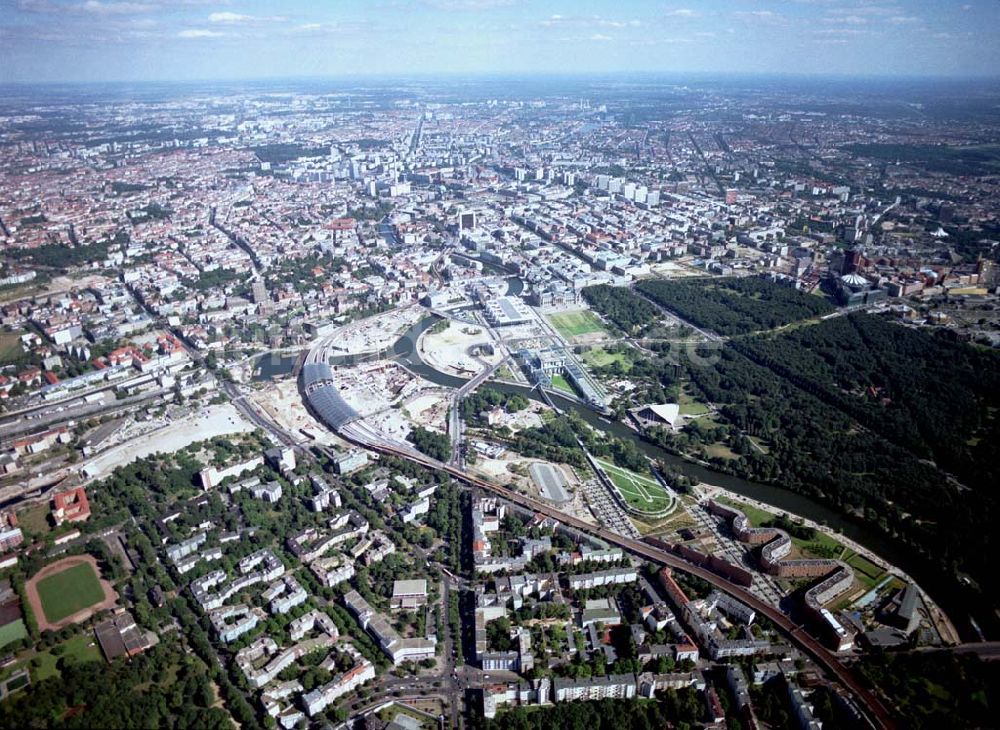 Berlin - Moabit / Tiergarten von oben - Blick auf den Berliner Spreebogen / Regierungsviertel von Südwesten (Moabit) her.