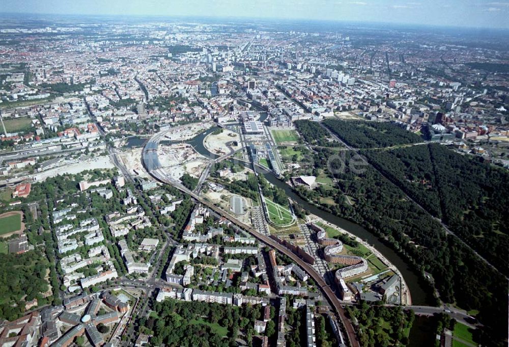 Berlin - Moabit / Tiergarten von oben - Blick auf den Berliner Spreebogen / Regierungsviertel von Südwesten (Moabit) her.