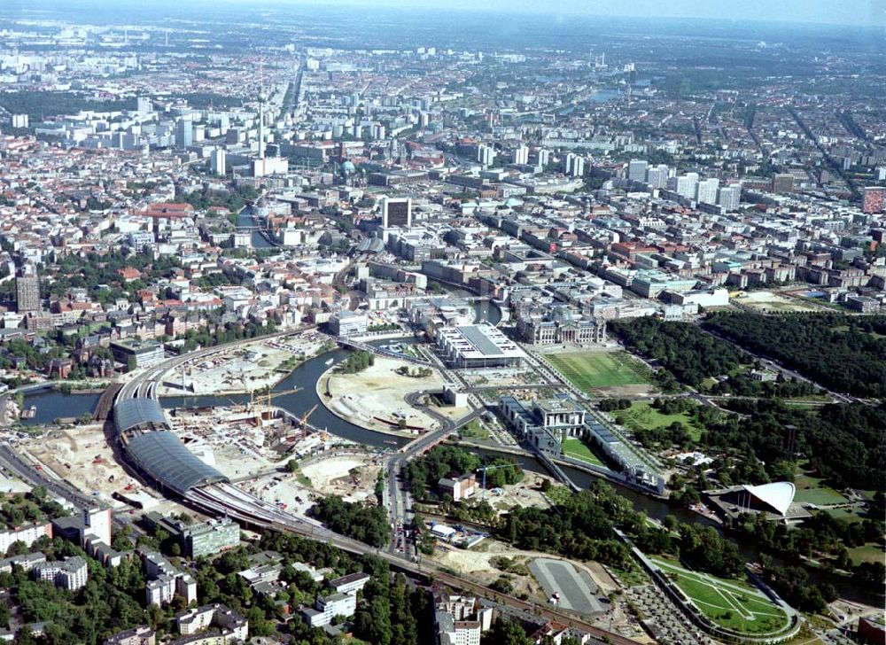 Berlin - Moabit / Tiergarten von oben - Blick auf den Berliner Spreebogen / Regierungsviertel von Südwesten (Moabit) her.