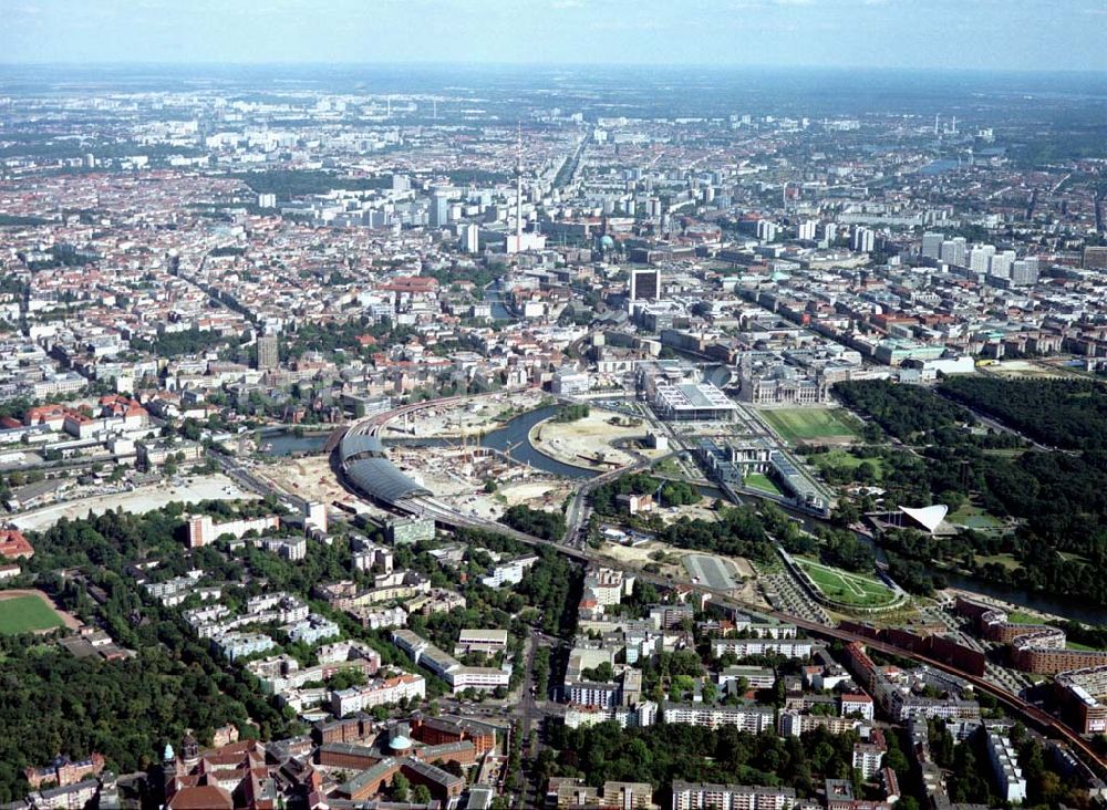 Berlin - Moabit / Tiergarten von oben - Blick auf den Berliner Spreebogen / Regierungsviertel von Südwesten (Moabit) her.