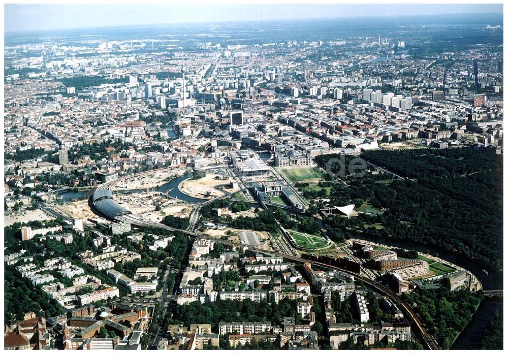 Berlin - Moabit / Tiergarten aus der Vogelperspektive: Blick auf den Berliner Spreebogen / Regierungsviertel von Südwesten (Moabit) her.