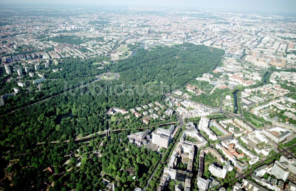 Berlin - Charlottenburg aus der Vogelperspektive: Blick auf den Berliner Tiergarten mit Rekonstruktions- und Umbauarbeiten am Hotel INTERCONTINENTAL in Berlin - Charlottenburg 08