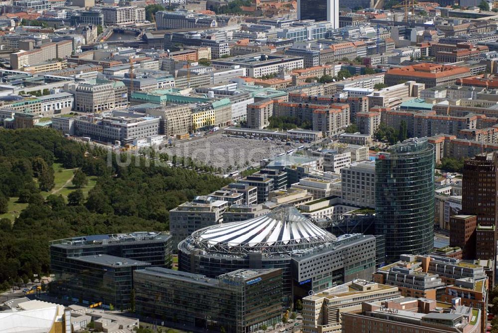 Berlin von oben - Blick auf den Besucher- und Tourismusmagneten Potsdamer Platz in Berlin