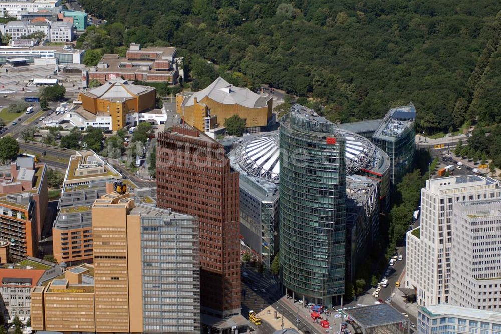 Luftbild Berlin - Blick auf den Besucher- und Tourismusmagneten Potsdamer Platz in Berlin