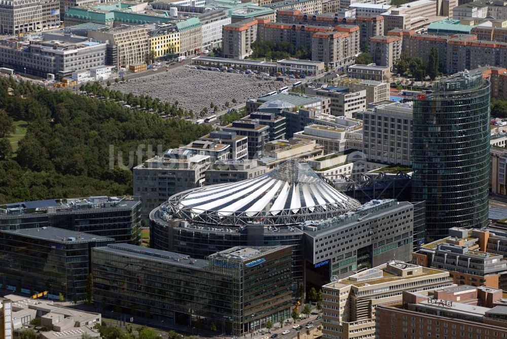 Luftbild Berlin - Blick auf den Besucher- und Tourismusmagneten Potsdamer Platz in Berlin