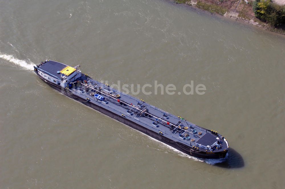 Luftbild SPEYER - Blick auf das Binnengüterschiff Christoph beim Passieren des Rheinabschnittes nordwestlich von Speyer