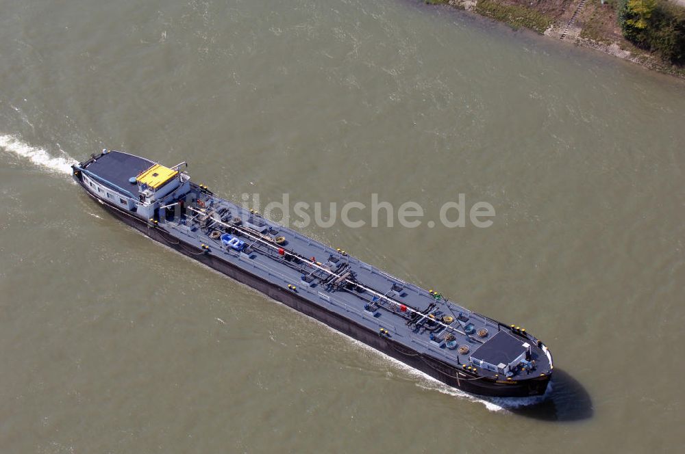 Luftaufnahme SPEYER - Blick auf das Binnengüterschiff Christoph beim Passieren des Rheinabschnittes nordwestlich von Speyer