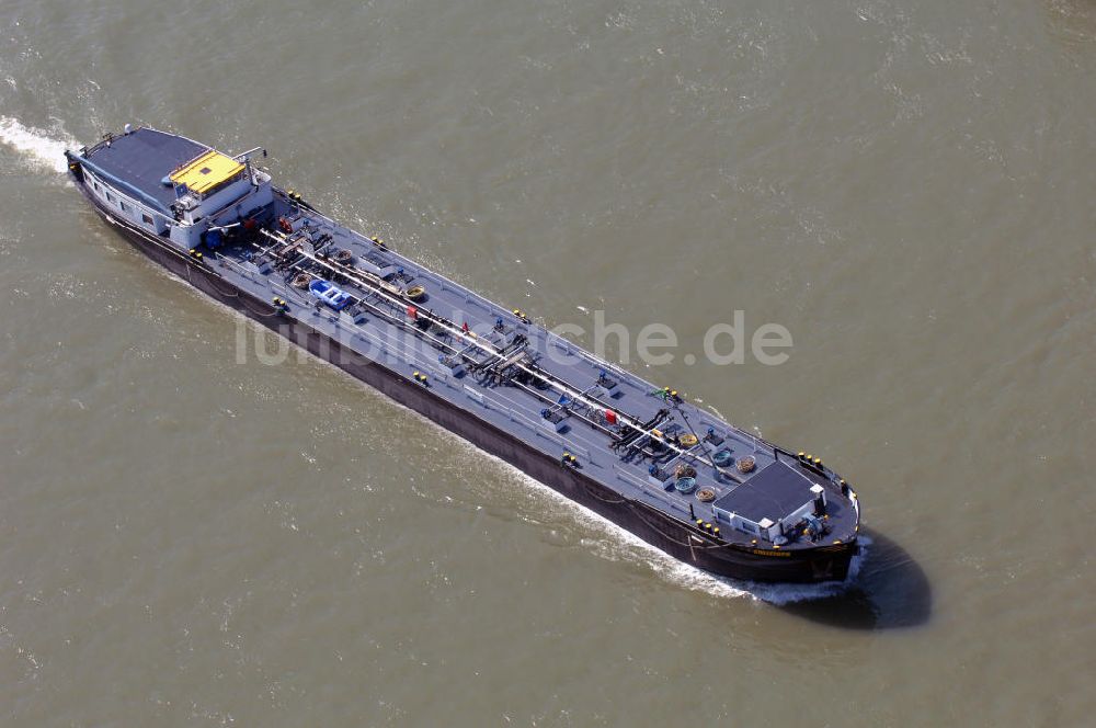 SPEYER von oben - Blick auf das Binnengüterschiff Christoph beim Passieren des Rheinabschnittes nordwestlich von Speyer