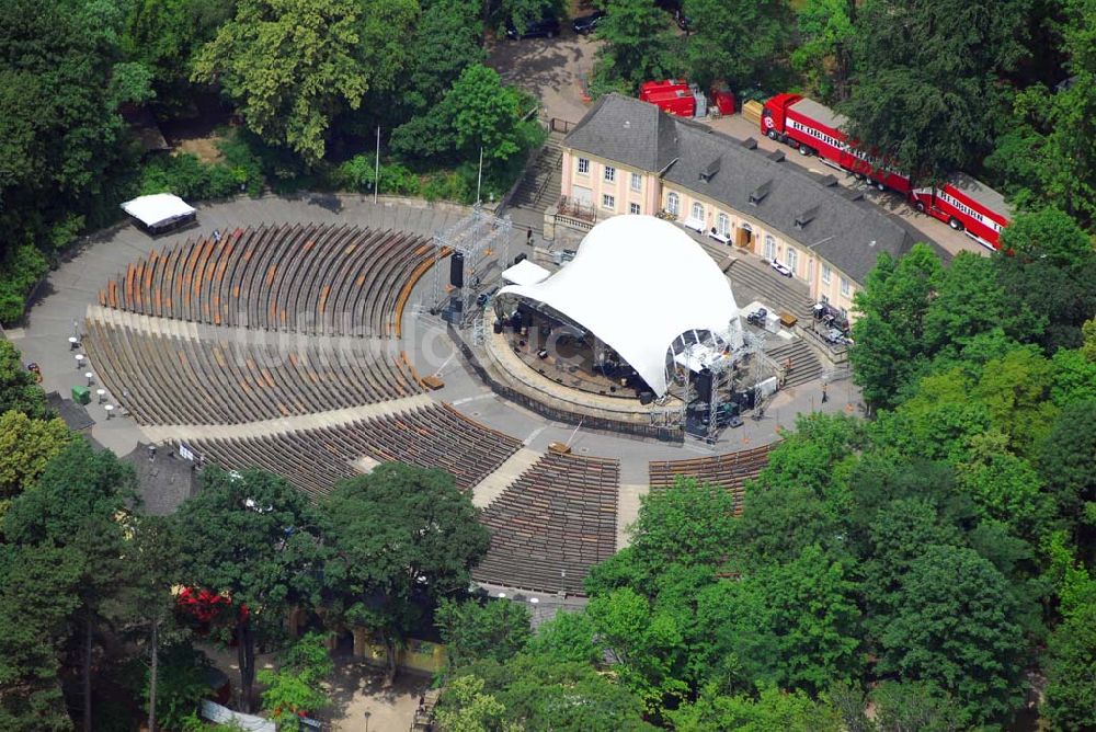 Luftbild Dresden - Blick auf die 1954 bis 1957 errichtete Freilichttheater Junge Garde im Großen Garten in Dresden-Strehlen.