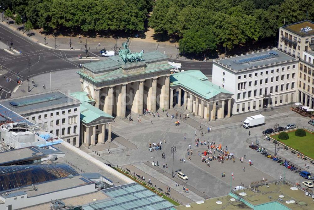 Berlin von oben - Blick auf das Brandenburger Tor mit dem Pariser Platz in der Berliner Stadtmitte.