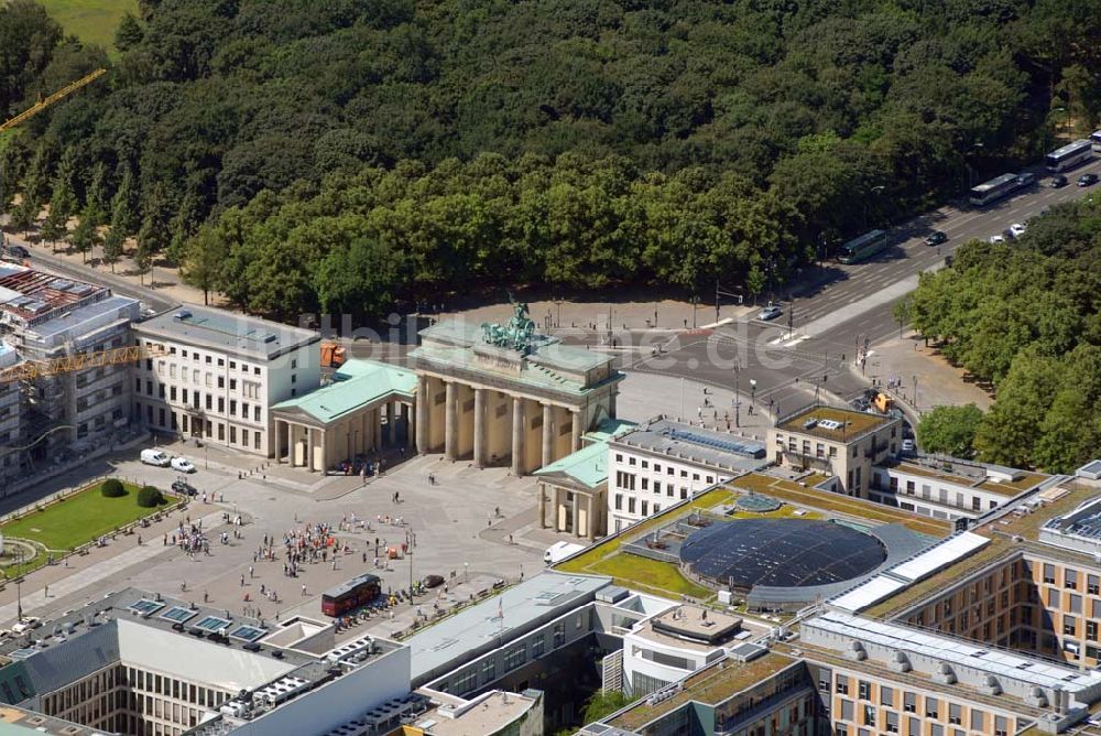 Berlin aus der Vogelperspektive: Blick auf das Brandenburger Tor mit dem Pariser Platz in der Berliner Stadtmitte.