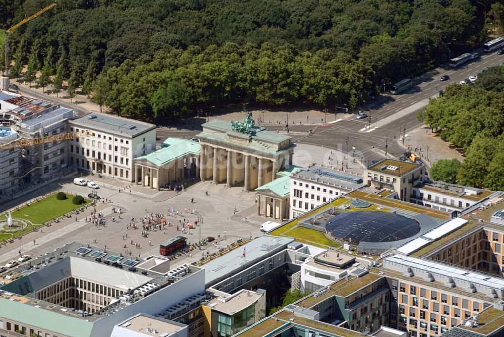 Luftbild Berlin - Blick auf das Brandenburger Tor mit dem Pariser Platz in der Berliner Stadtmitte.