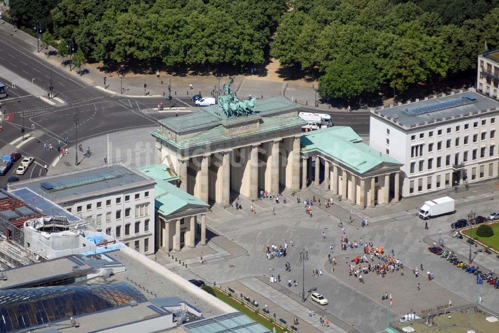 Luftaufnahme Berlin - Blick auf das Brandenburger Tor mit dem Pariser Platz in der Berliner Stadtmitte.