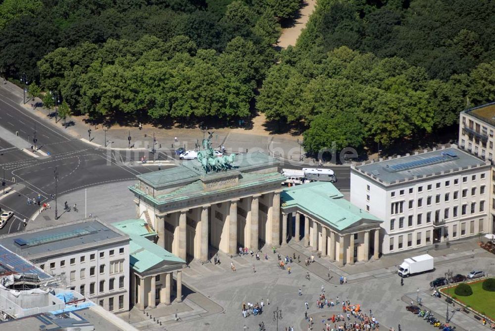 Berlin von oben - Blick auf das Brandenburger Tor mit dem Pariser Platz in der Berliner Stadtmitte.