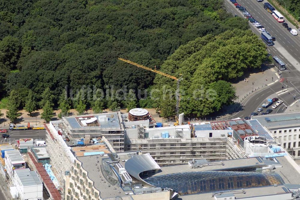 Luftaufnahme Berlin - Blick auf das Brandenburger Tor mit dem Pariser Platz in der Berliner Stadtmitte.