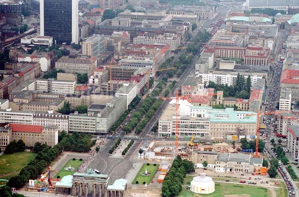 Luftbild Berlin - 23.07.1995 Blick auf Brandenburger Tor und Unter den Linden