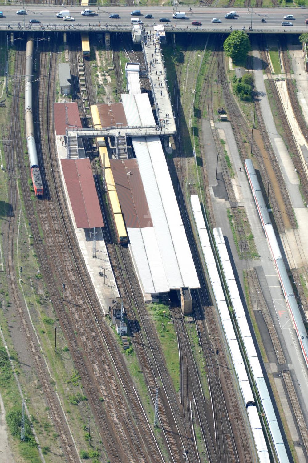 Luftbild Berlin - Blick auf die Brücke und den S-Bahnhof Warschauer Straße in Berlin-Friedrichshain