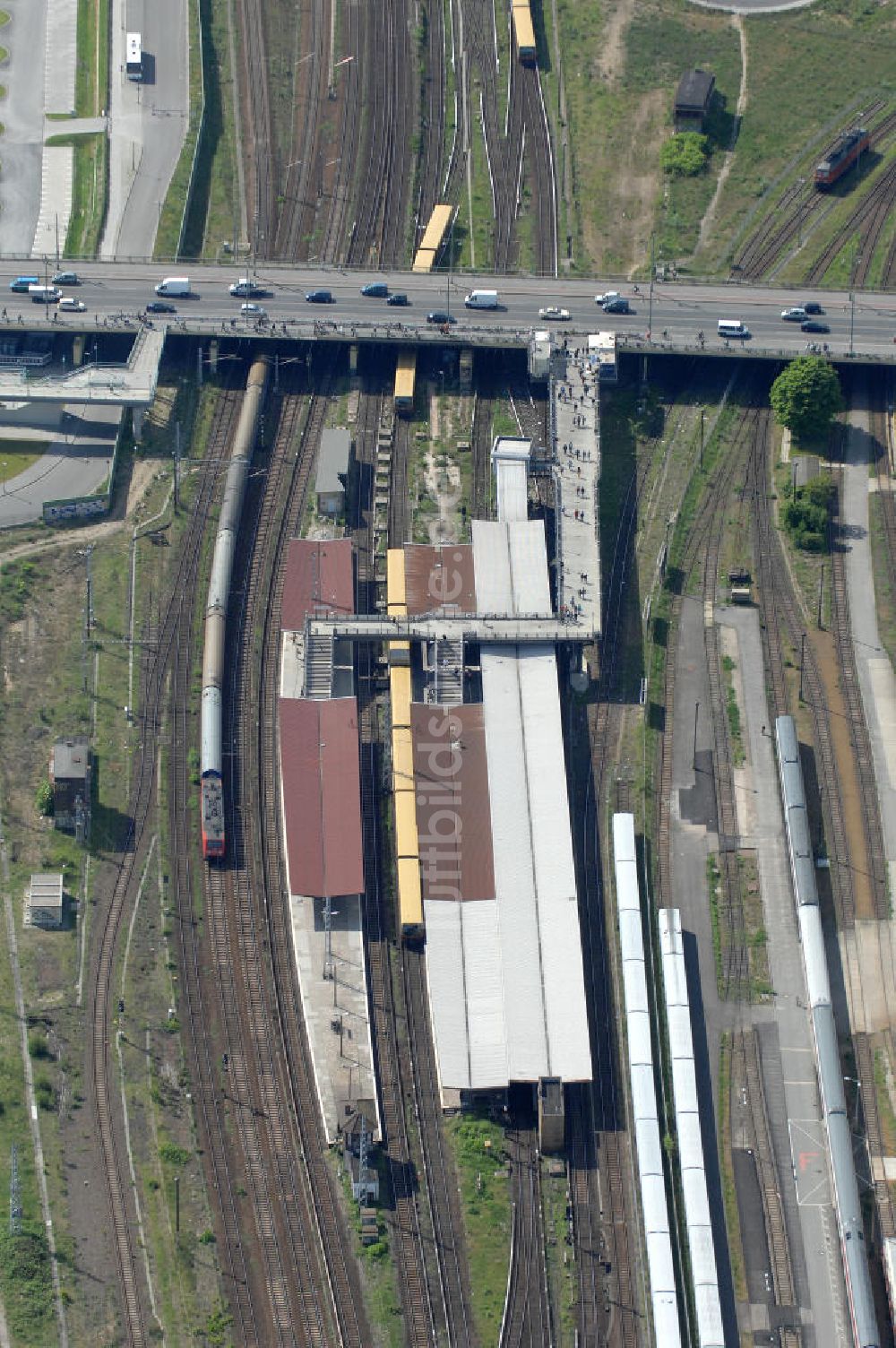 Luftaufnahme Berlin - Blick auf die Brücke und den S-Bahnhof Warschauer Straße in Berlin-Friedrichshain