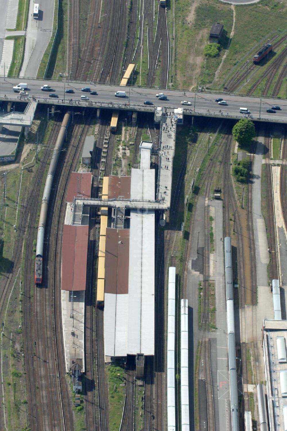 Berlin von oben - Blick auf die Brücke und den S-Bahnhof Warschauer Straße in Berlin-Friedrichshain