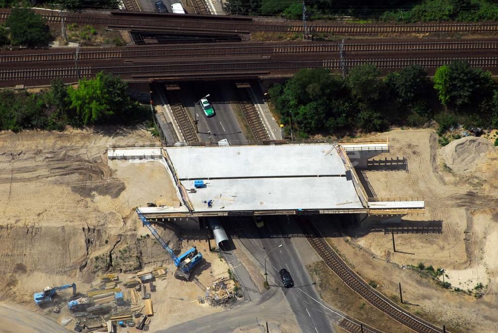 Luftaufnahme Berlin - Blick auf eine Brückenbaustelle der Schälerbau Berlin GmbH in der Dörpfeldstraße in Berlin-Niederschöneweide