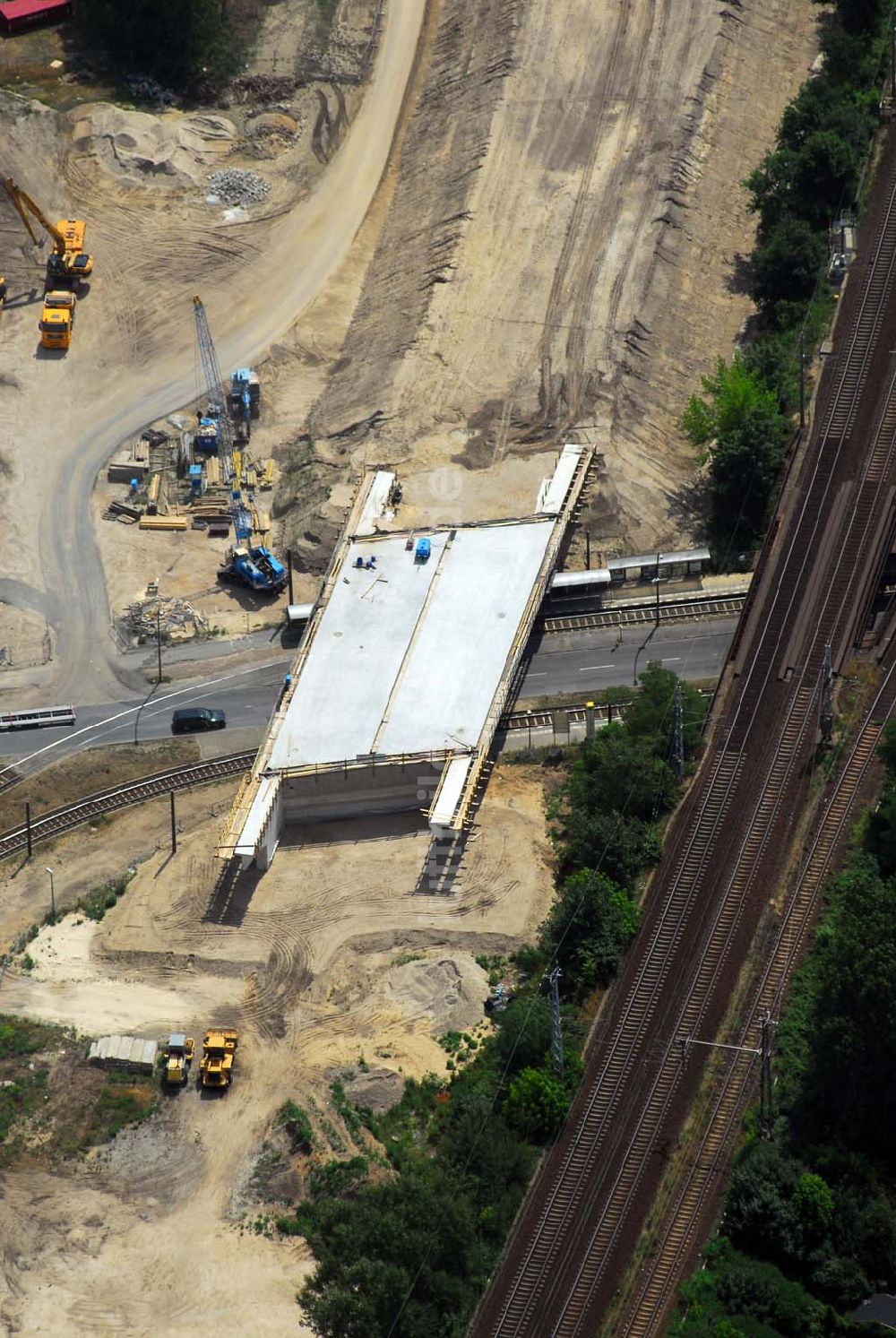 Berlin von oben - Blick auf eine Brückenbaustelle der Schälerbau Berlin GmbH in der Dörpfeldstraße in Berlin-Niederschöneweide