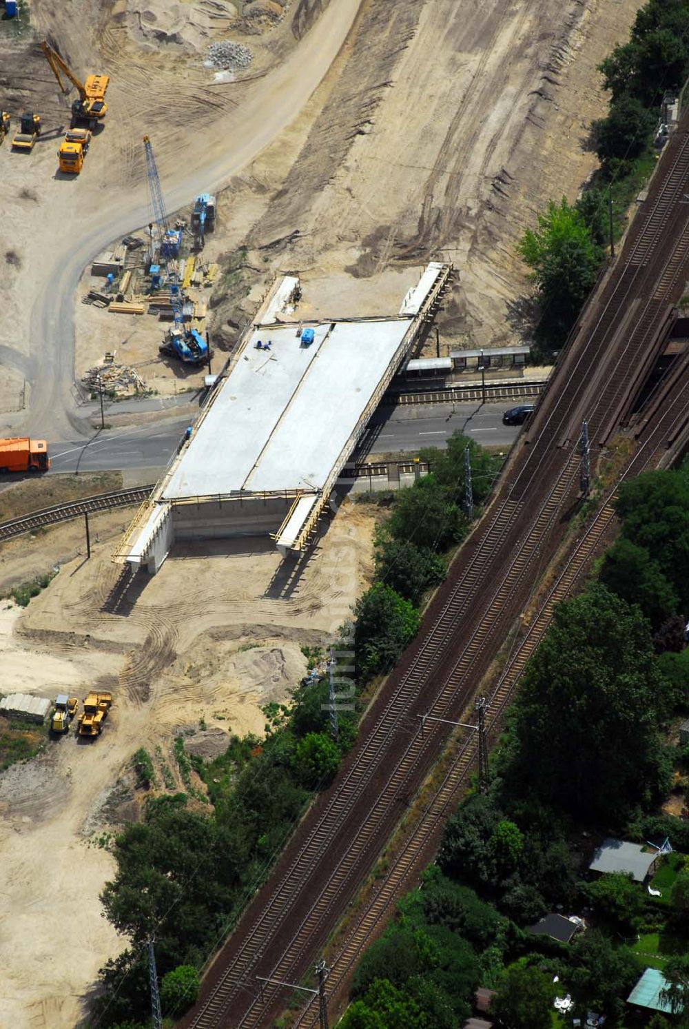 Berlin aus der Vogelperspektive: Blick auf eine Brückenbaustelle der Schälerbau Berlin GmbH in der Dörpfeldstraße in Berlin-Niederschöneweide