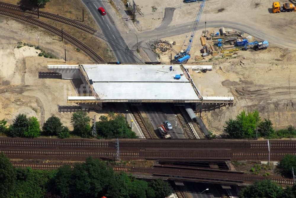 Berlin aus der Vogelperspektive: Blick auf eine Brückenbaustelle der Schälerbau Berlin GmbH in der Dörpfeldstraße in Berlin-Niederschöneweide