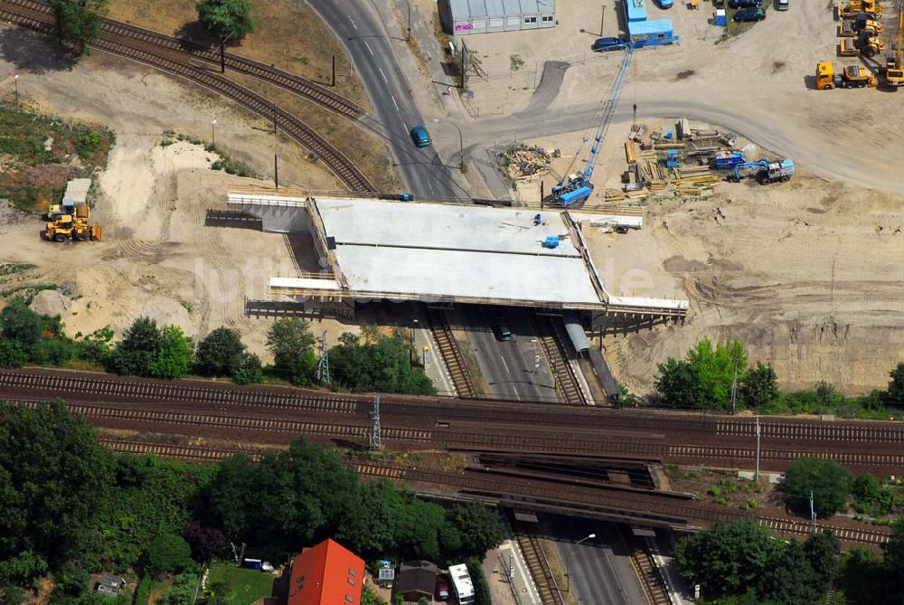 Luftbild Berlin - Blick auf eine Brückenbaustelle der Schälerbau Berlin GmbH in der Dörpfeldstraße in Berlin-Niederschöneweide