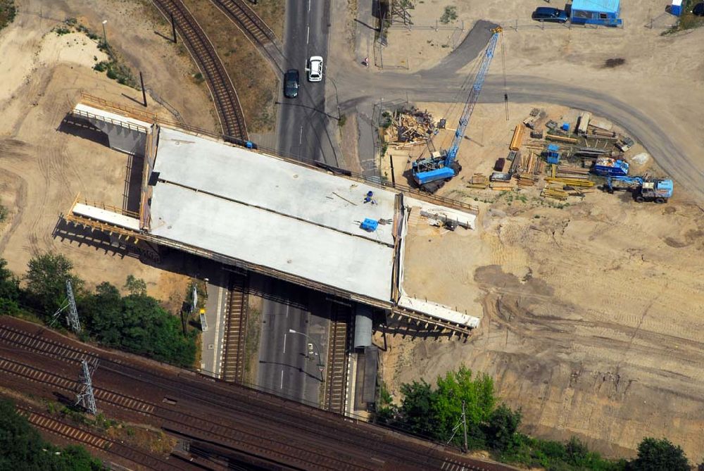 Berlin aus der Vogelperspektive: Blick auf eine Brückenbaustelle der Schälerbau Berlin GmbH in der Dörpfeldstraße in Berlin-Niederschöneweide