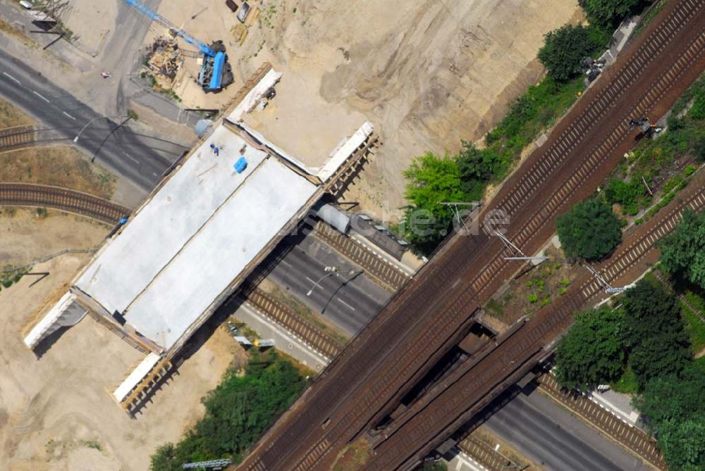 Luftbild Berlin - Blick auf eine Brückenbaustelle der Schälerbau Berlin GmbH in der Dörpfeldstraße in Berlin-Niederschöneweide