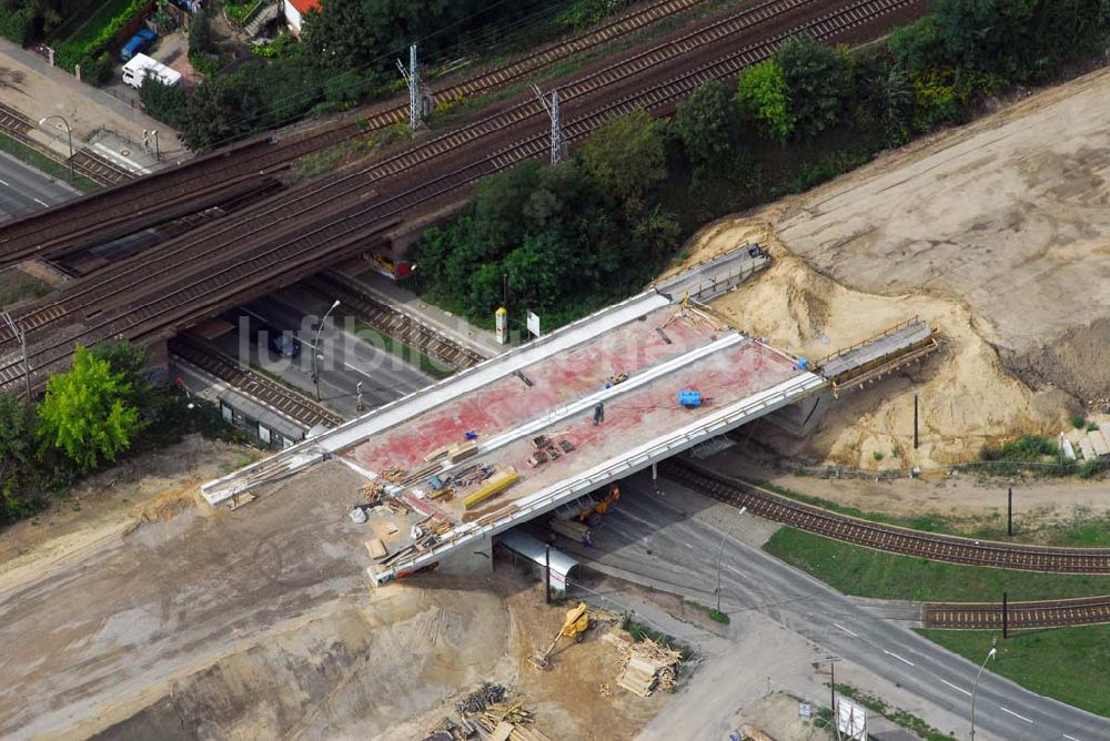 Luftaufnahme Berlin - Blick auf eine Brückenbaustelle der Schälerbau Berlin GmbH in der Dörpfeldstraße in Berlin-Niederschöneweide