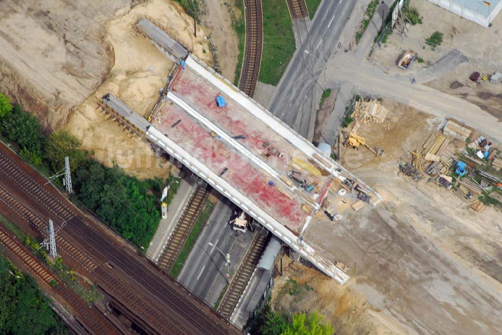 Berlin aus der Vogelperspektive: Blick auf eine Brückenbaustelle der Schälerbau Berlin GmbH in der Dörpfeldstraße in Berlin-Niederschöneweide