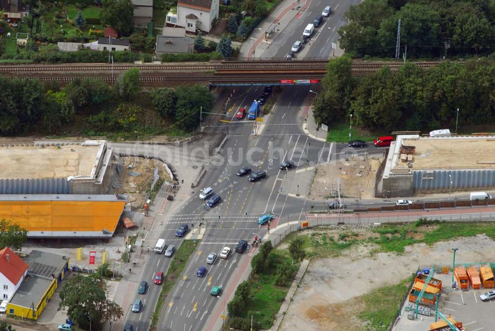 Luftbild Berlin - Blick auf eine Brückenbaustelle der Sächsische Bau GmbH an der Oberspreestraße in Berlin-Niederschöneweide. Sächsische Bau GmbH