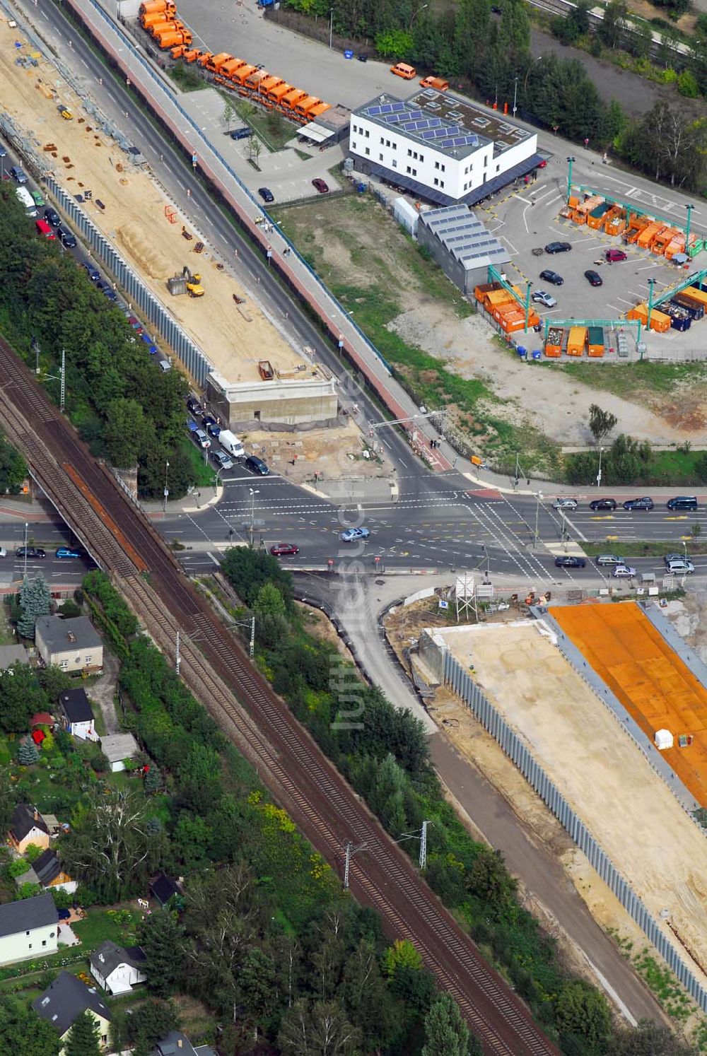 Luftaufnahme Berlin - Blick auf eine Brückenbaustelle der Sächsische Bau GmbH an der Oberspreestraße in Berlin-Niederschöneweide. Sächsische Bau GmbH